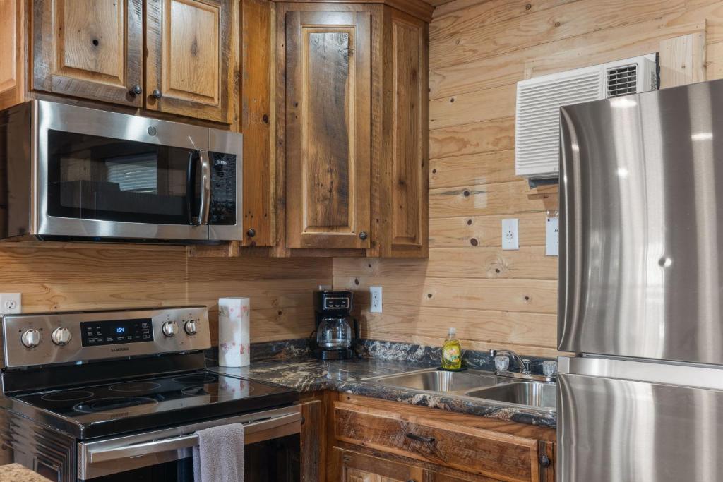 Mr Hills Mercantile Cabin with a hot tub - Image 6