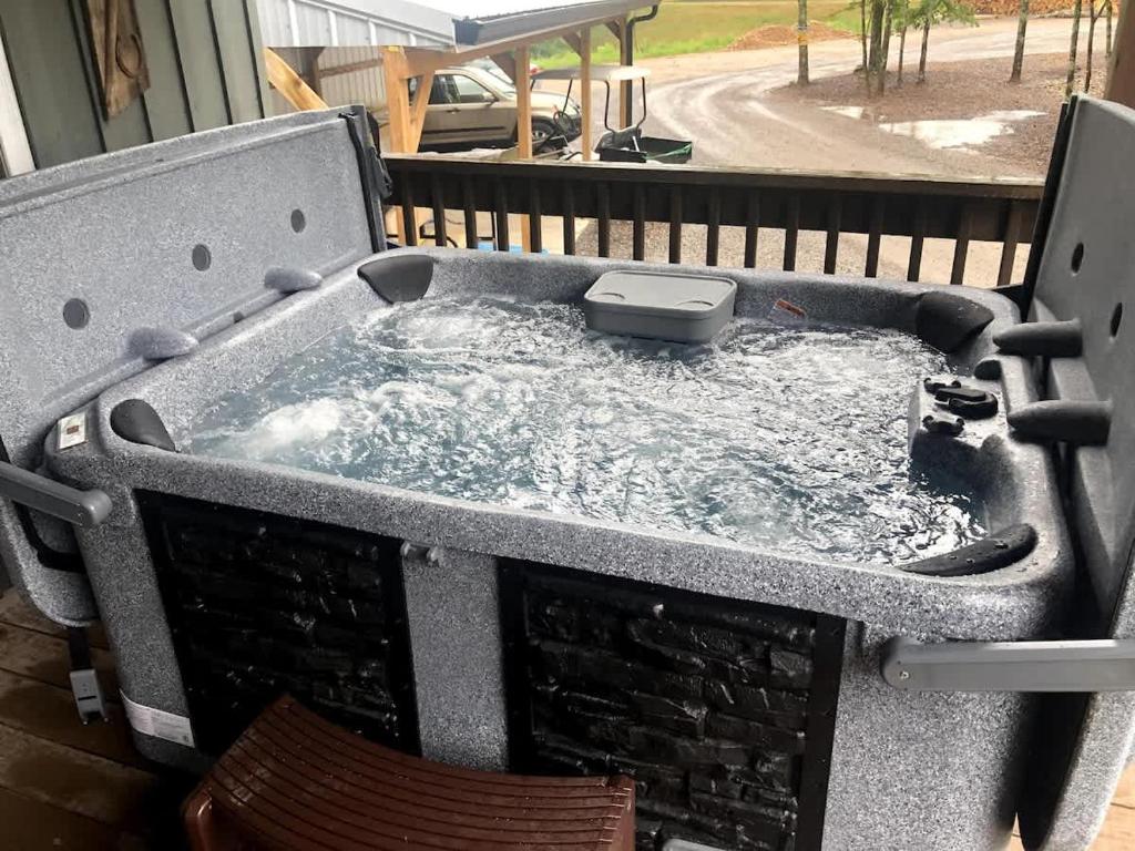 Hot Tub (Jacuzzi) - Photo 3