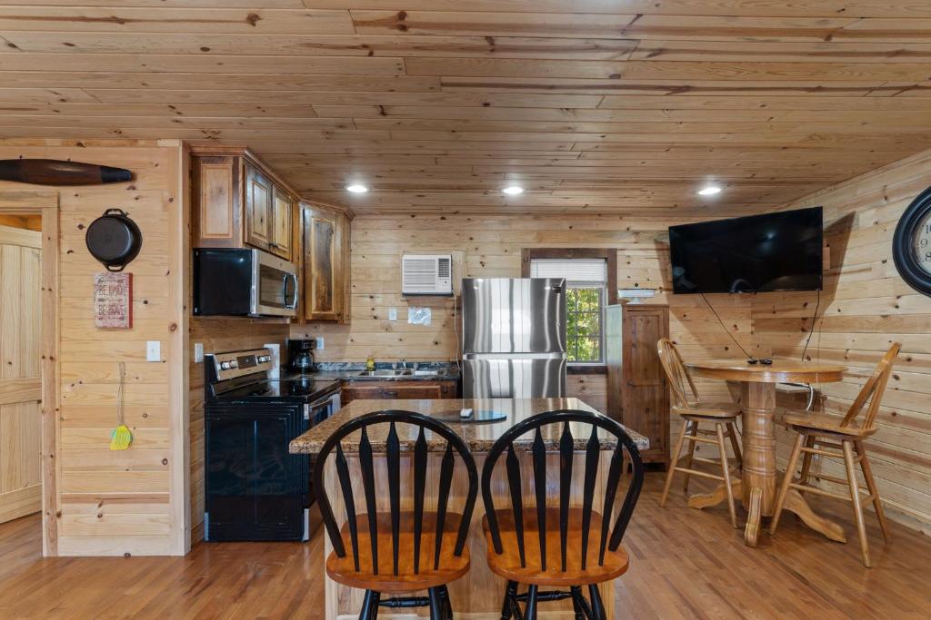 Mr Hills Mercantile Cabin with a hot tub - Image 5