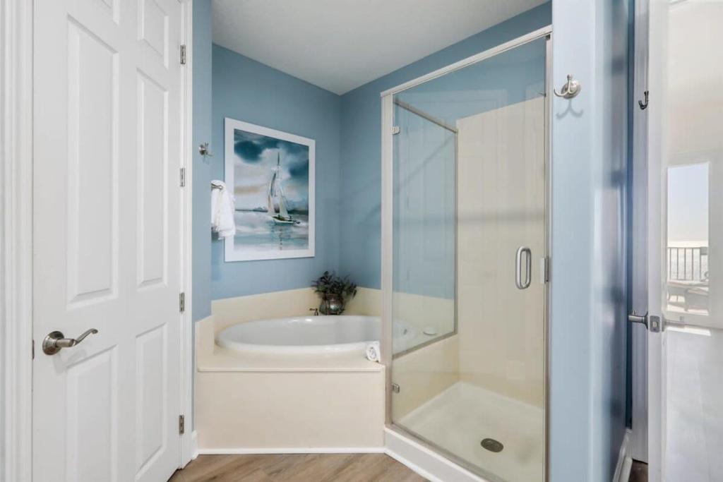 Regency Isle 1104 Penthouse with 3 bedrooms