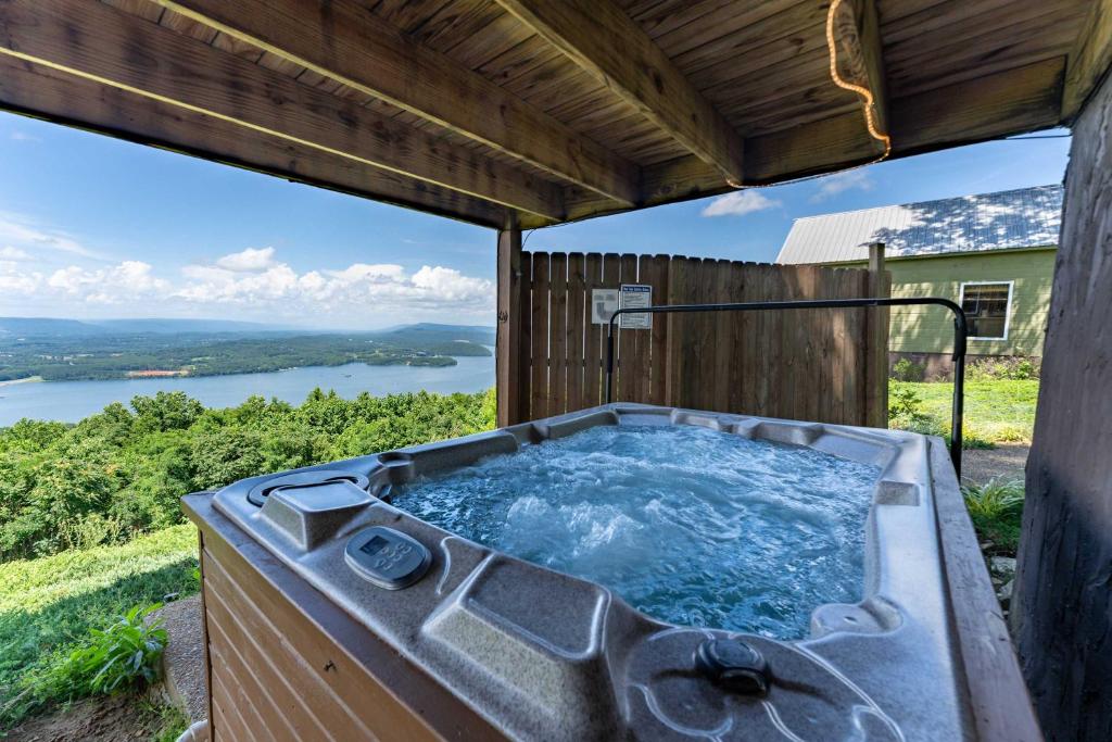 Hot Tub (Jacuzzi) - Photo 4