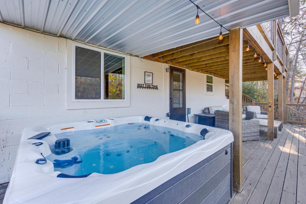 Hot Tub (Jacuzzi) - Photo 2