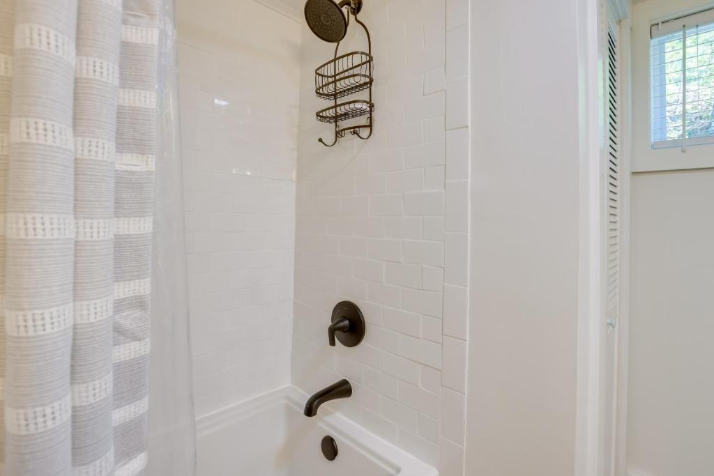 Private Hot Tub Stunning Logan Martin Lake Home - Image 8