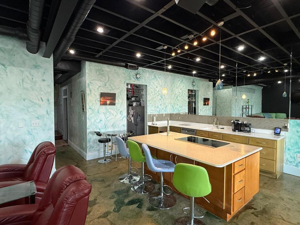 Down on the BAY - Image 7