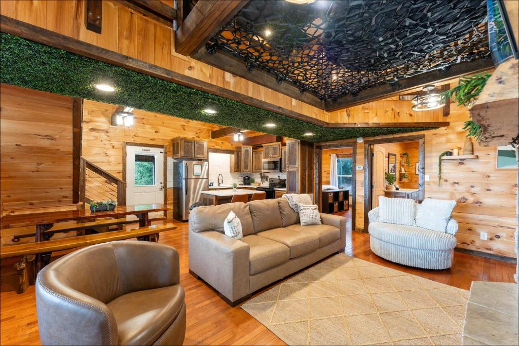 Big Time Hill Cabin with an indoor pool hot tub & great views - Image 6
