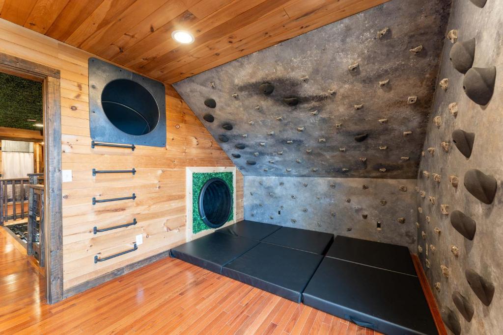 Big Time Hill Cabin with an indoor pool hot tub & great views - Image 5