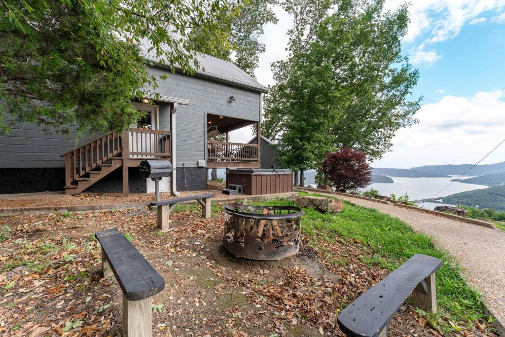 Hot Tub (Jacuzzi) - Photo 3