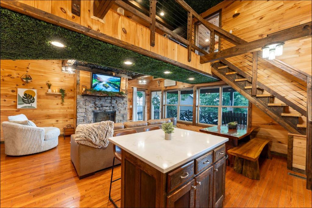 Big Time Hill Cabin with an indoor pool hot tub & great views - Image 8
