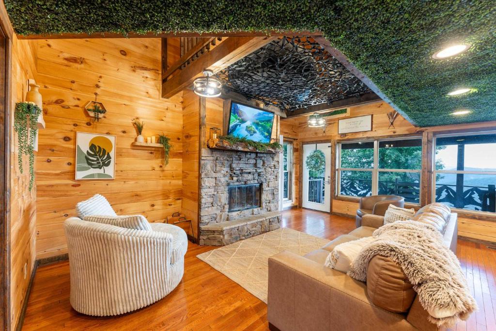 Big Time Hill Cabin with an indoor pool hot tub & great views - Image 7