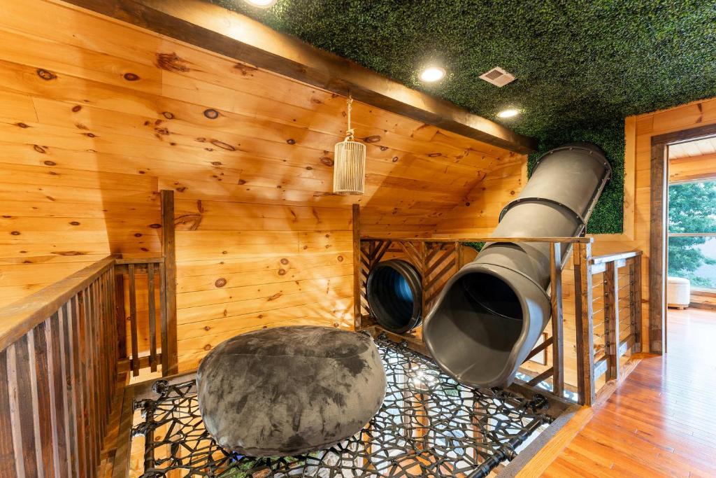 Big Time Hill Cabin with an indoor pool hot tub & great views - Image 4