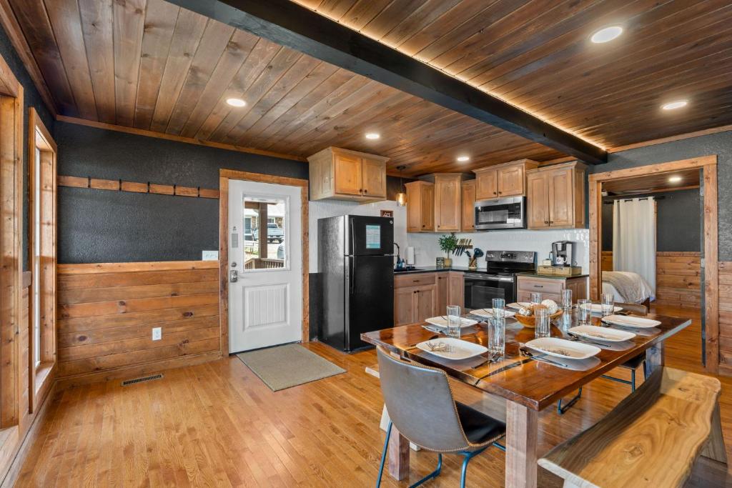 Wood Haven Cabin with a hot tub fire pit & indoor pool - Image 6