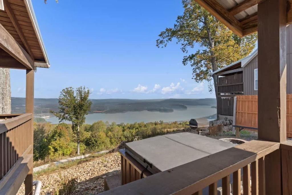 Hot Tub (Jacuzzi) - Photo 2