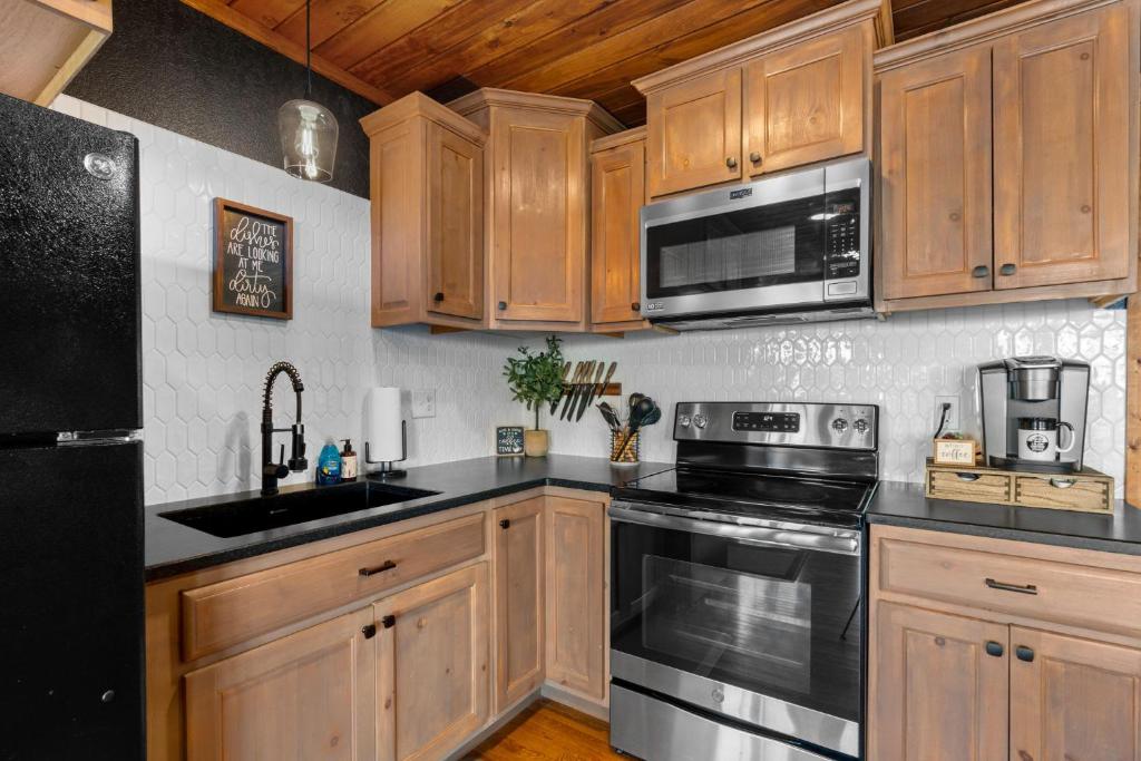 Wood Haven Cabin with a hot tub fire pit & indoor pool - Image 8