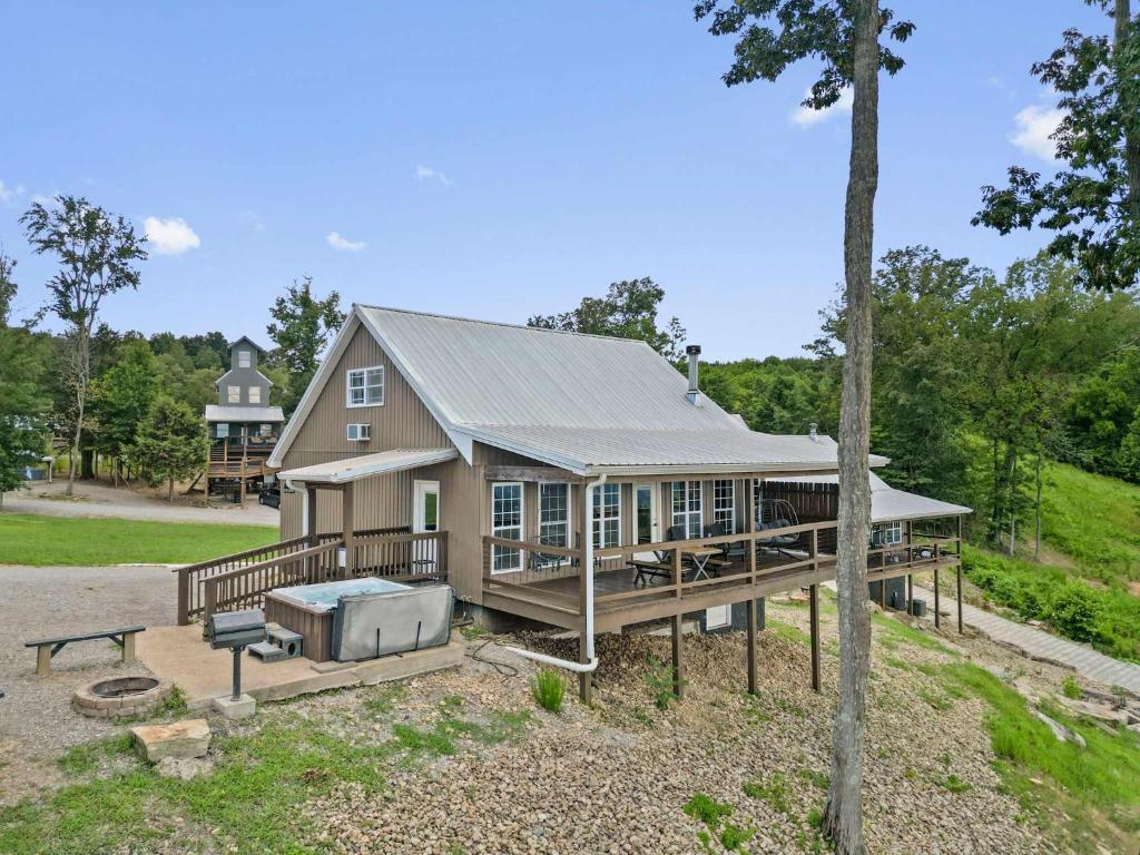 Wood Haven Cabin with a hot tub fire pit & indoor pool