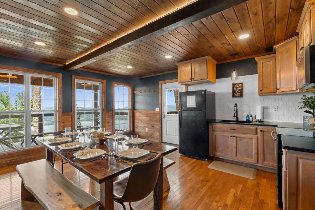 Wood Haven Cabin with a hot tub fire pit & indoor pool - Image 7