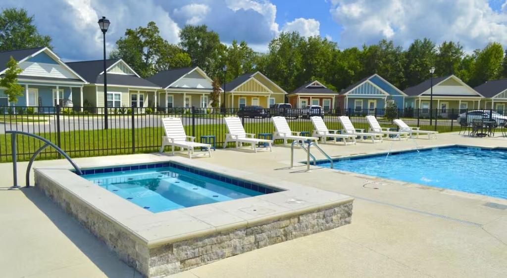 The Cottages 2BR 2BA Dothan Pool Dog Park Pickle Ball Gym