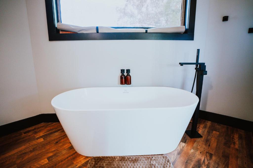 Hot Tub (Jacuzzi) - Photo 3