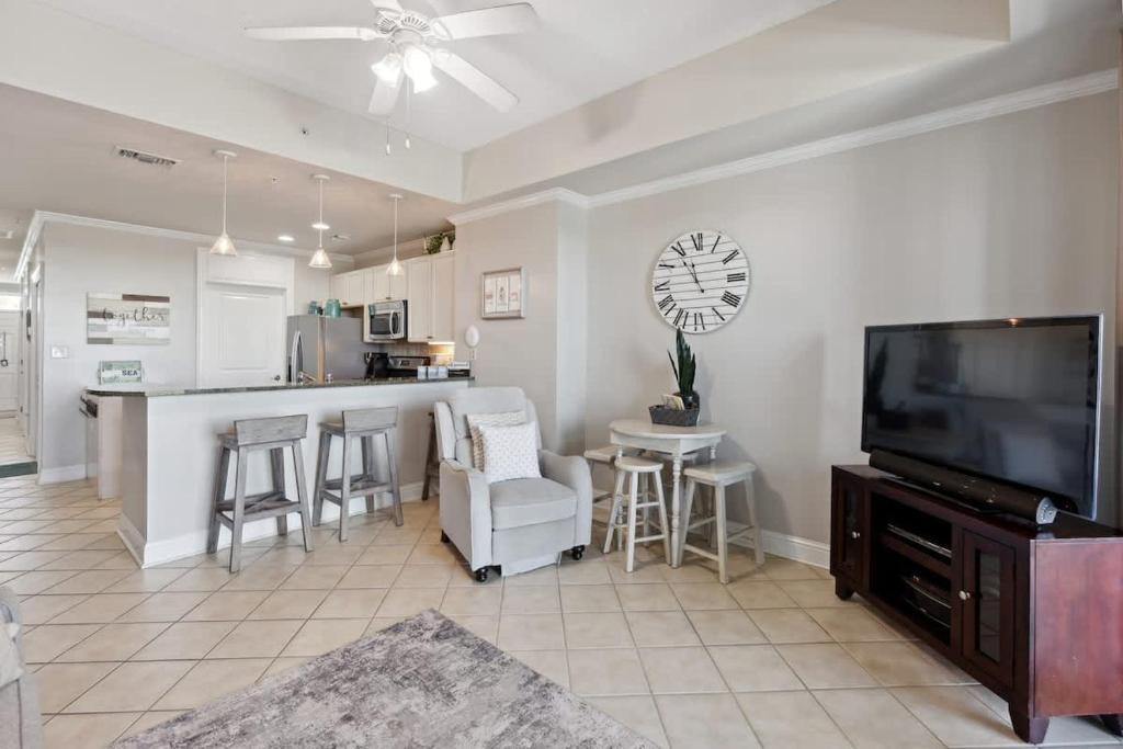 Wharf 811 Waterfront Views Lazy River sleeps 6 - Image 4