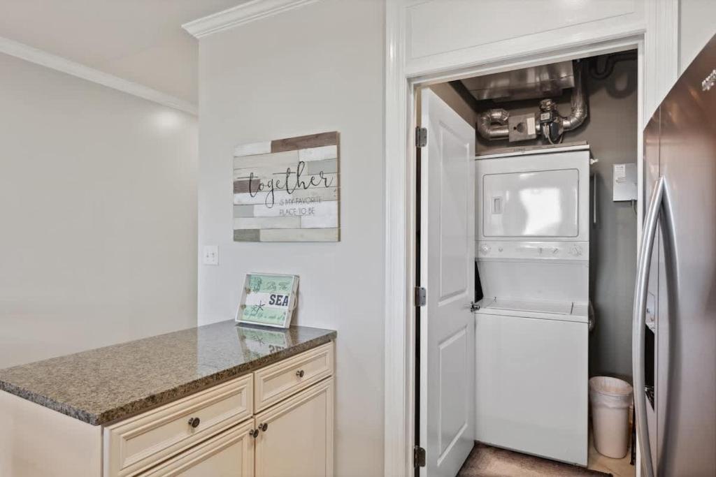 Wharf 811 Waterfront Views Lazy River sleeps 6 - Image 8