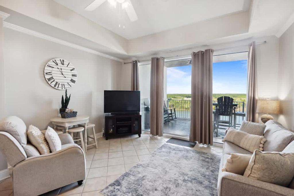 Wharf 811 Waterfront Views Lazy River sleeps 6