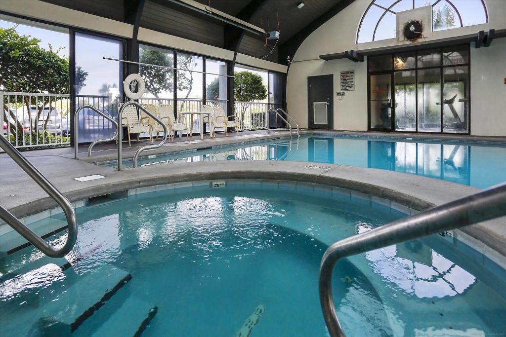 Hot Tub (Jacuzzi) - Photo 2