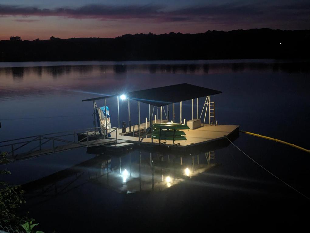 Makin MEMORIES: with Dock/Hot Tub/Cable Internet