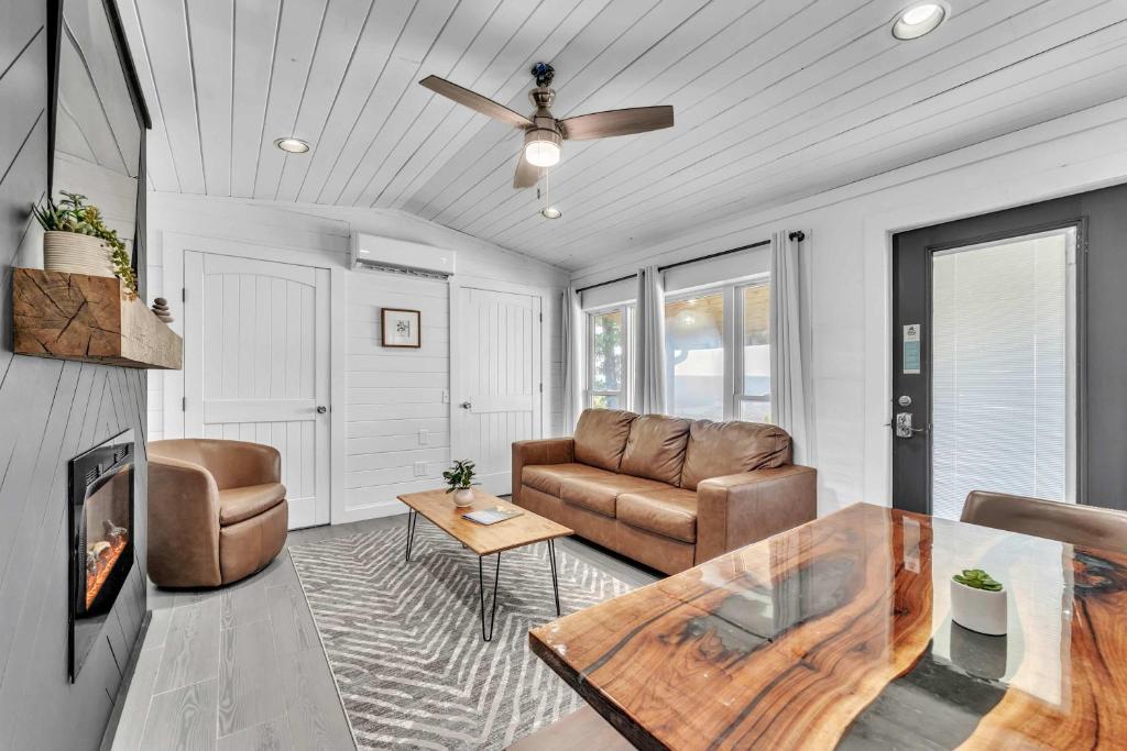 This is IT Cabin with a hot tub fire pit & indoor pool - Image 5