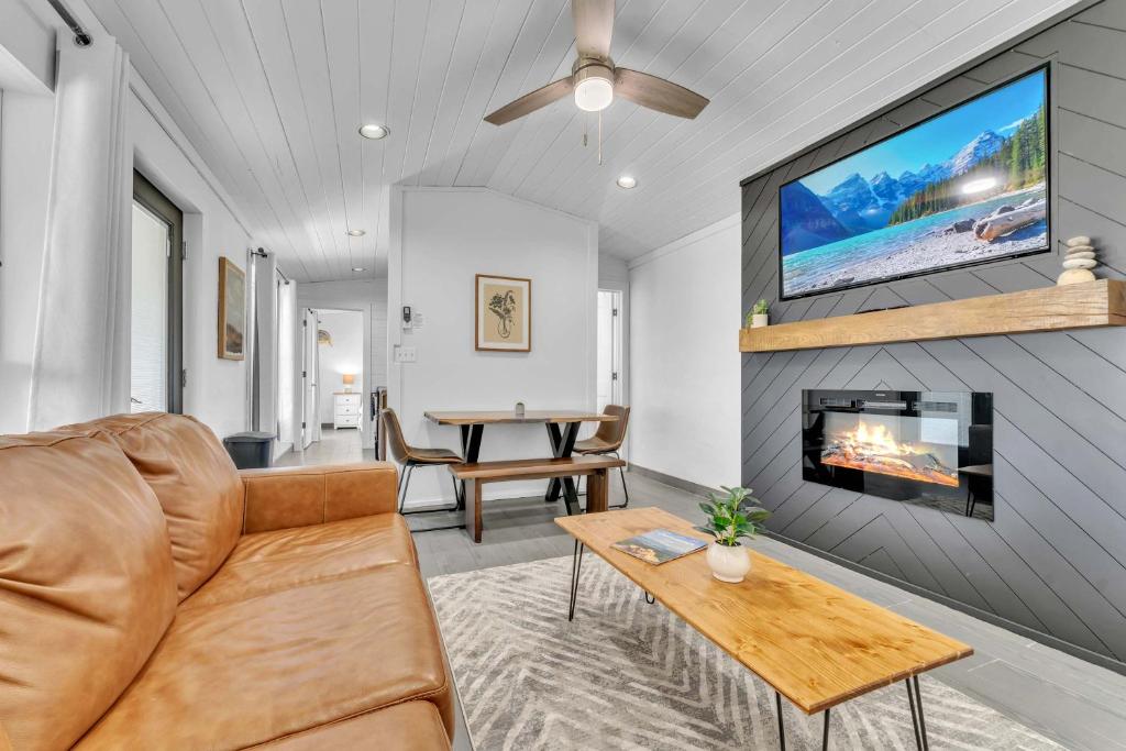 This is IT Cabin with a hot tub fire pit & indoor pool - Image 7