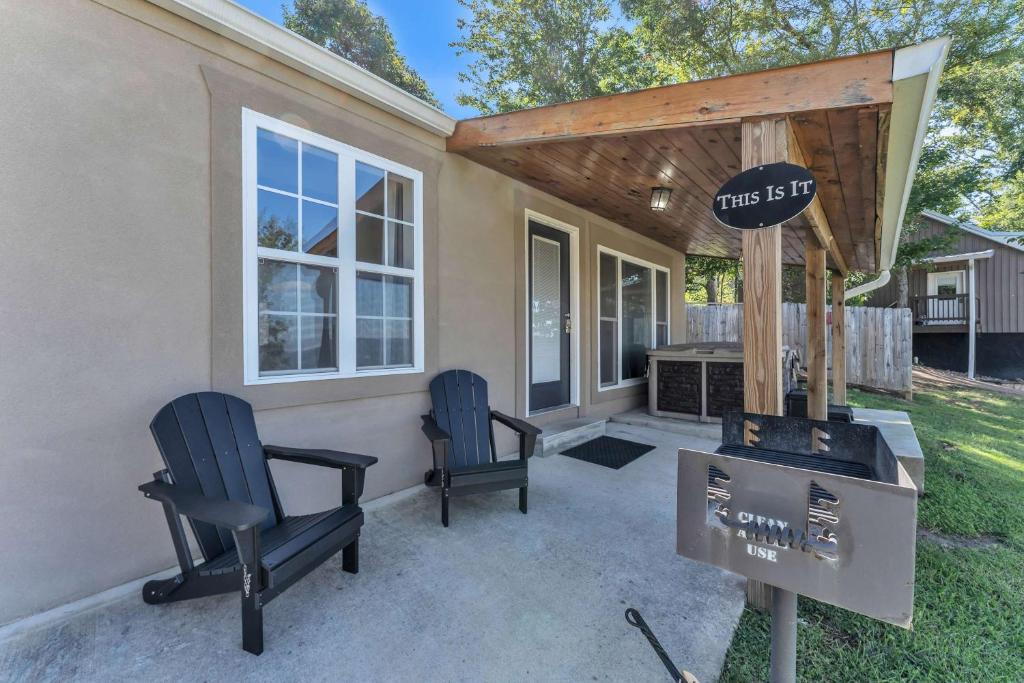 This is IT Cabin with a hot tub fire pit & indoor pool