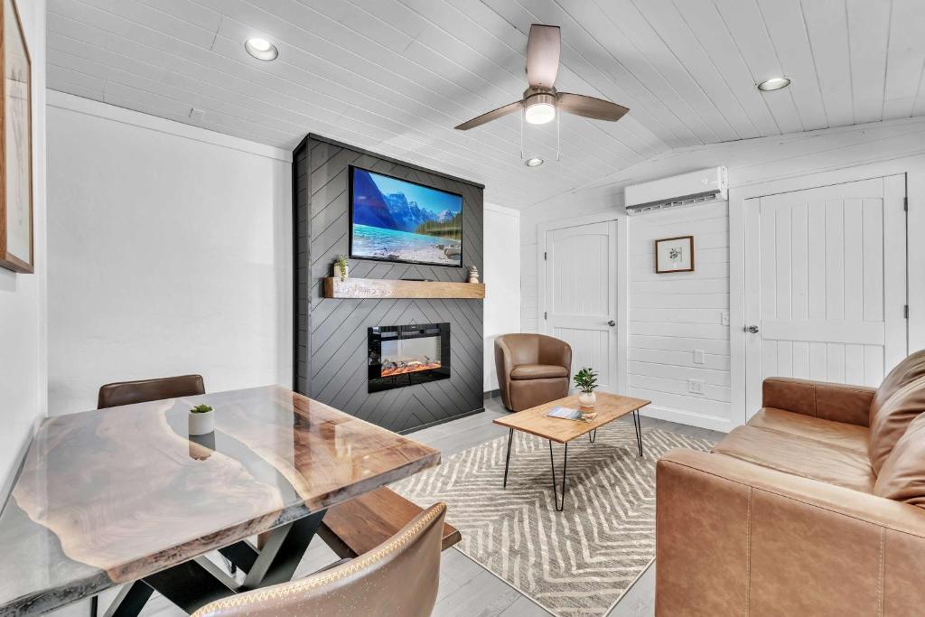 This is IT Cabin with a hot tub fire pit & indoor pool - Image 6