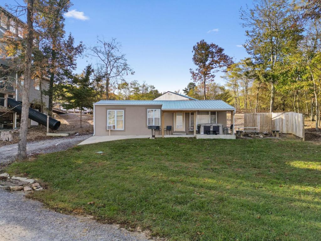 Hot Tub (Jacuzzi) - Photo 2