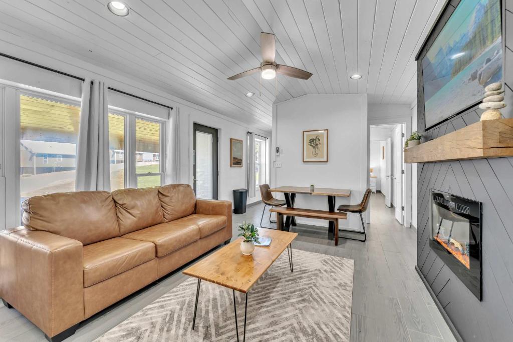 This is IT Cabin with a hot tub fire pit & indoor pool - Image 8