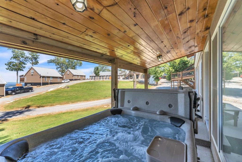 Hot Tub (Jacuzzi) - Photo 6