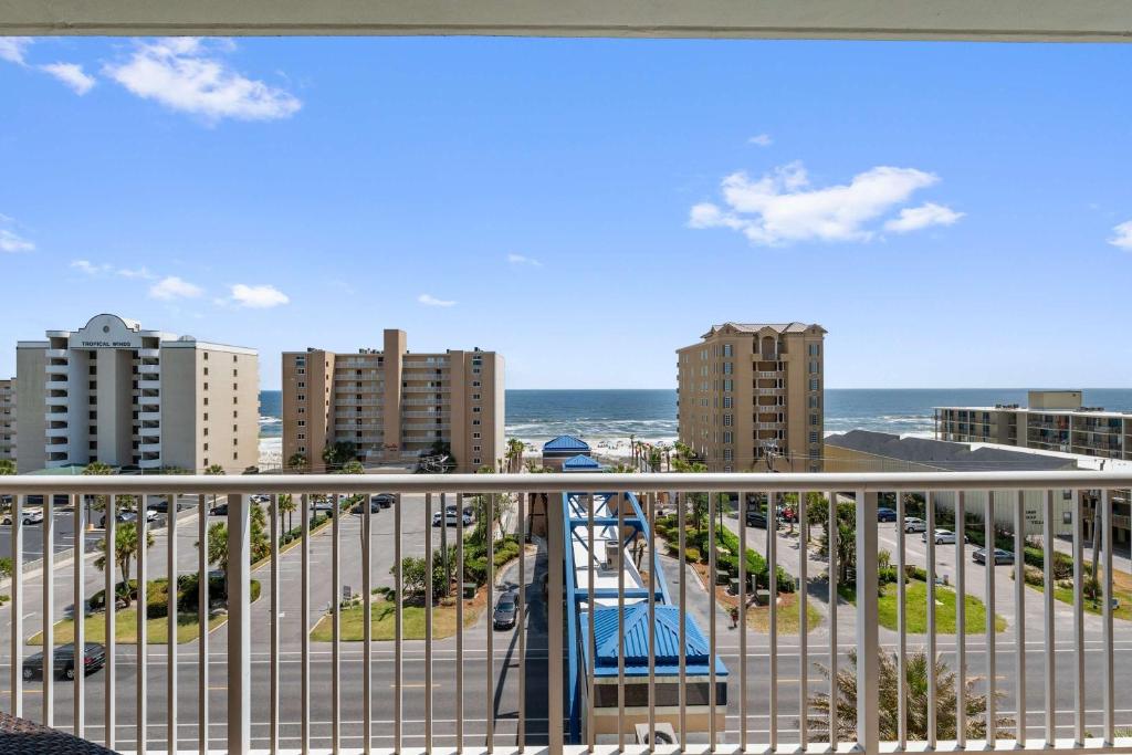 Gulf Views Lazy River Pools Hot Tub - Sleeps 6 - Image 7