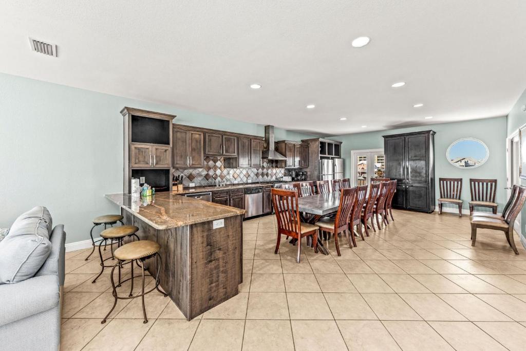 Grotto on the Gulf - Image 4