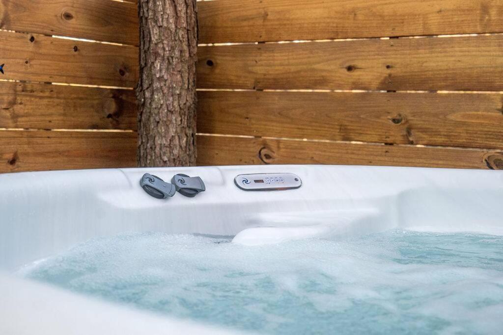 Hot Tub (Jacuzzi) - Photo 2