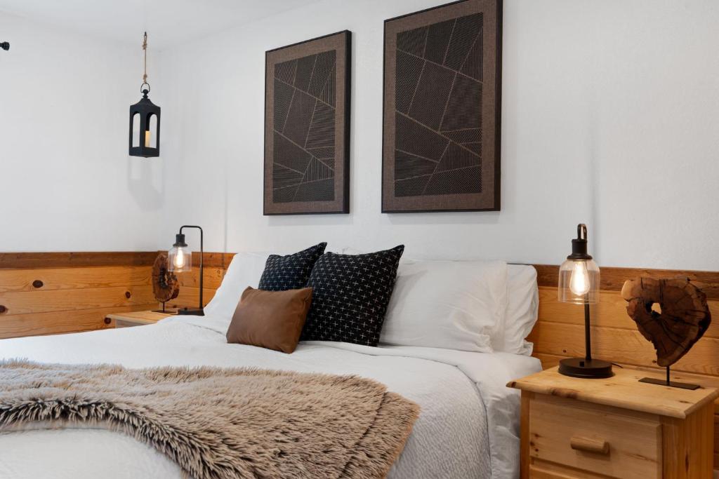 Trails End Cabin with a hot tub fire pit & indoor pool