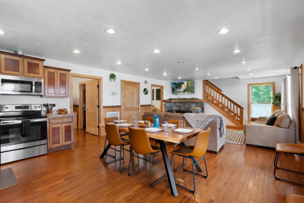 Trails End Cabin with a hot tub fire pit & indoor pool - Image 6