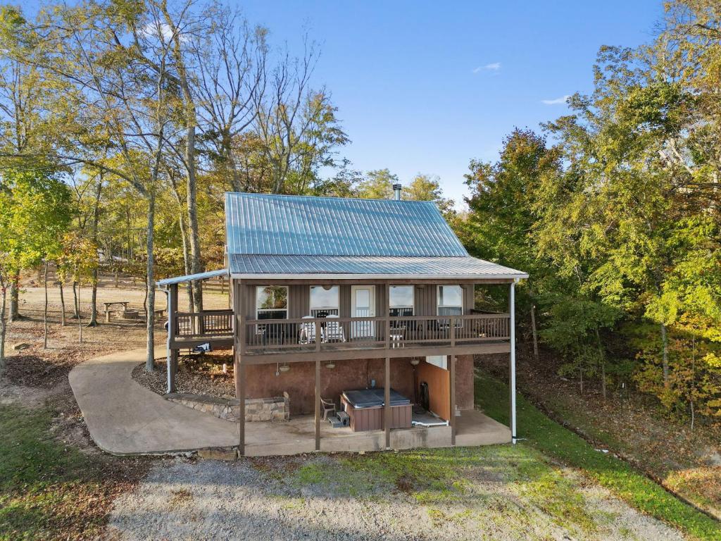 Trails End Cabin with a hot tub fire pit & indoor pool