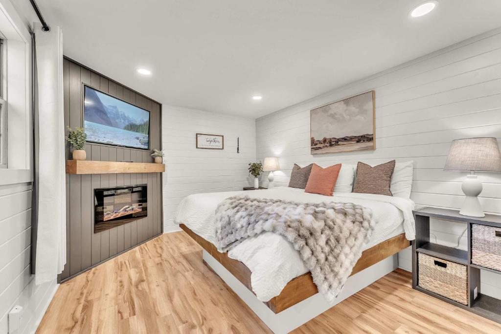 Hummingbird Cabin with a private hot tub - Image 4