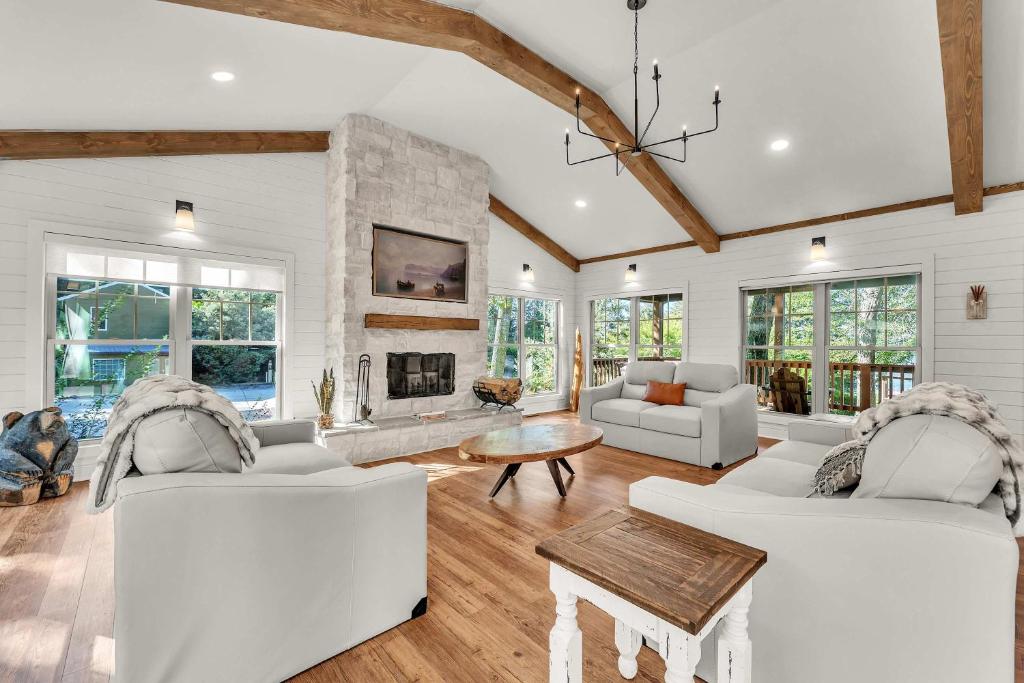 Hummingbird Cabin with a private hot tub - Image 7