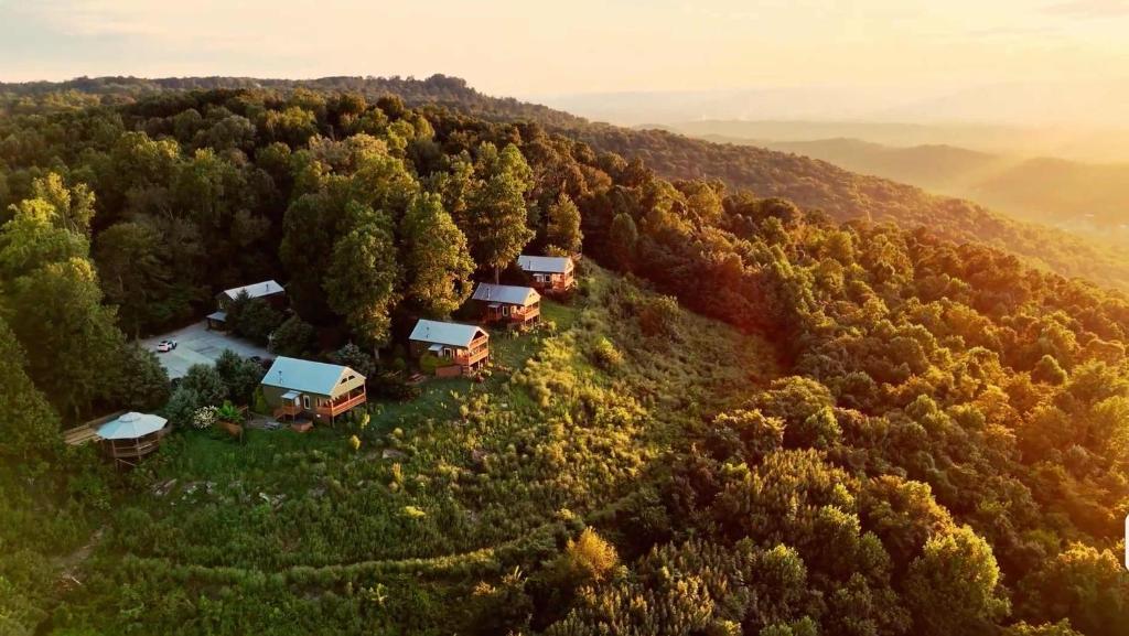 Hummingbird Cabin with a private hot tub