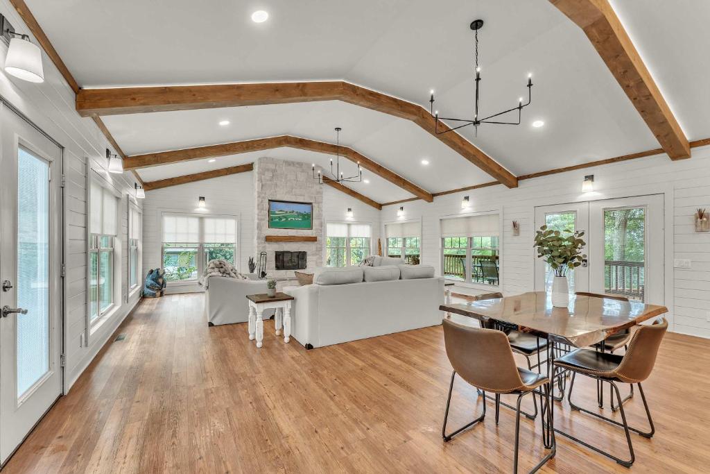 Hummingbird Cabin with a private hot tub - Image 6