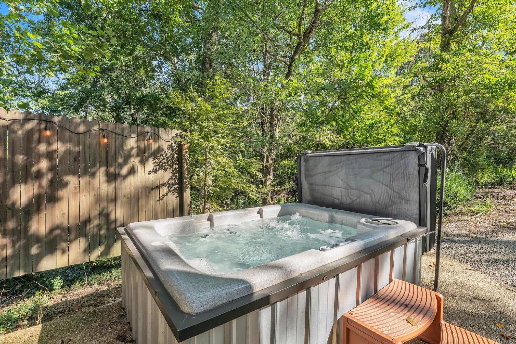 Hot Tub (Jacuzzi) - Photo 4