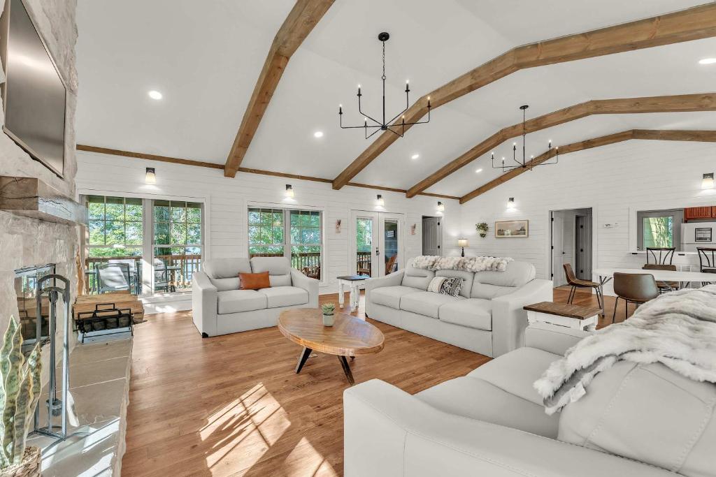 Hummingbird Cabin with a private hot tub - Image 8