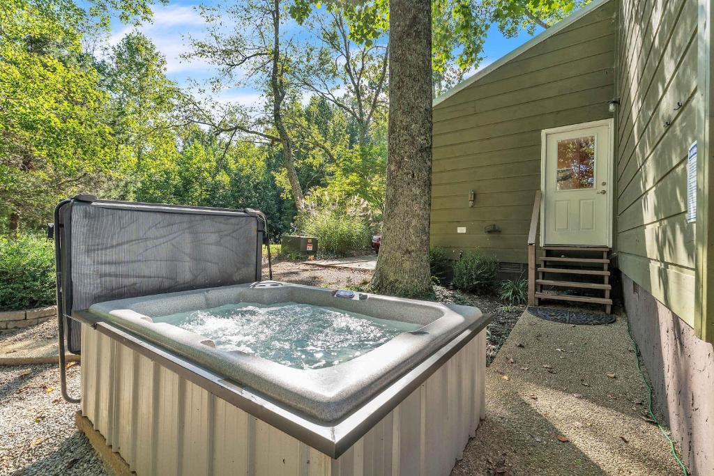 Hot Tub (Jacuzzi) - Photo 5