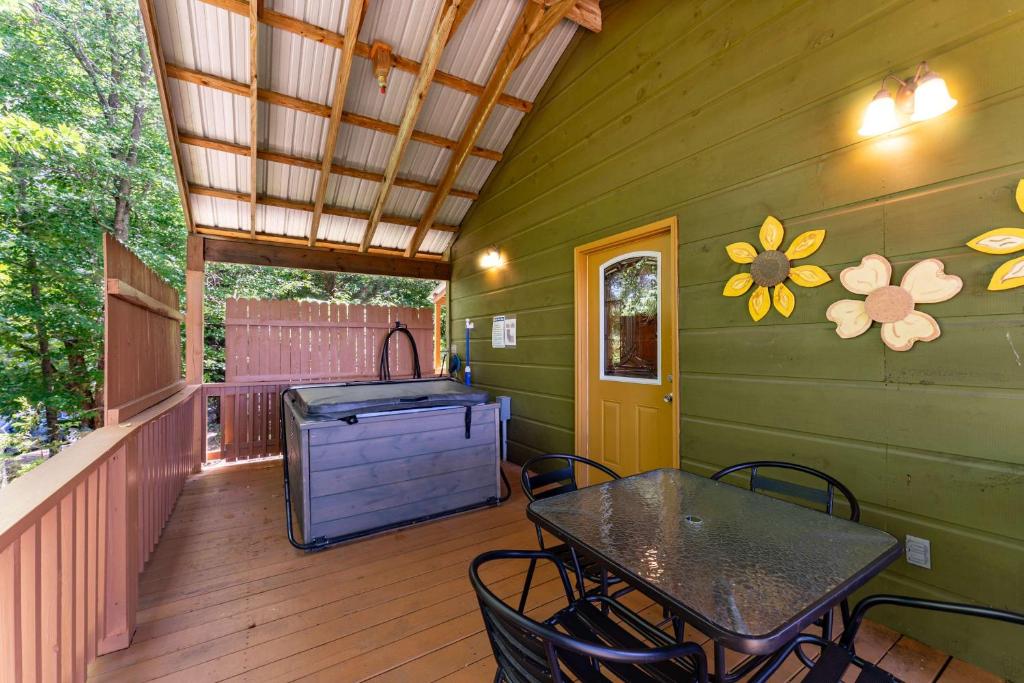 Hot Tub (Jacuzzi) - Photo 4