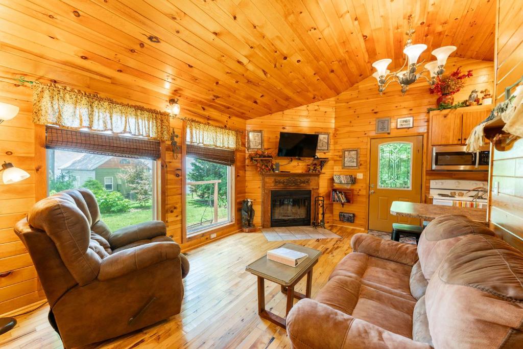 Wildflower Cabin with a private hot tub - Image 4