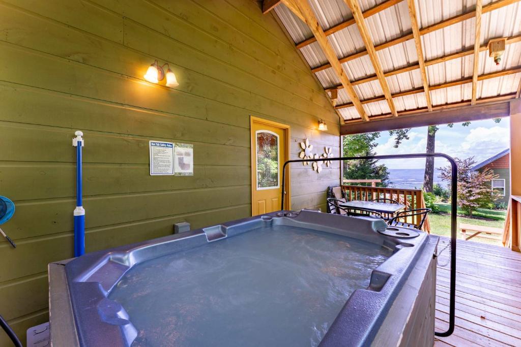 Hot Tub (Jacuzzi) - Photo 7