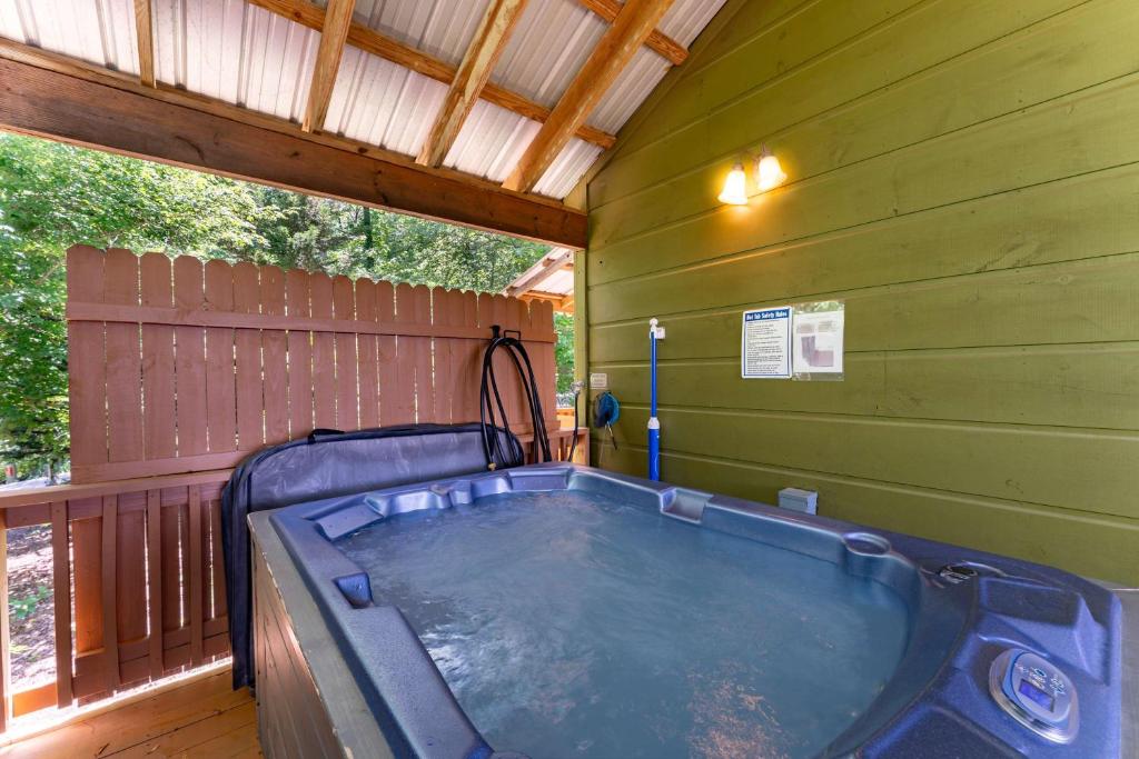 Wildflower Cabin with a private hot tub